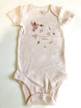 画像: carter's 小鳥とトンボ柄のピンクロンパース